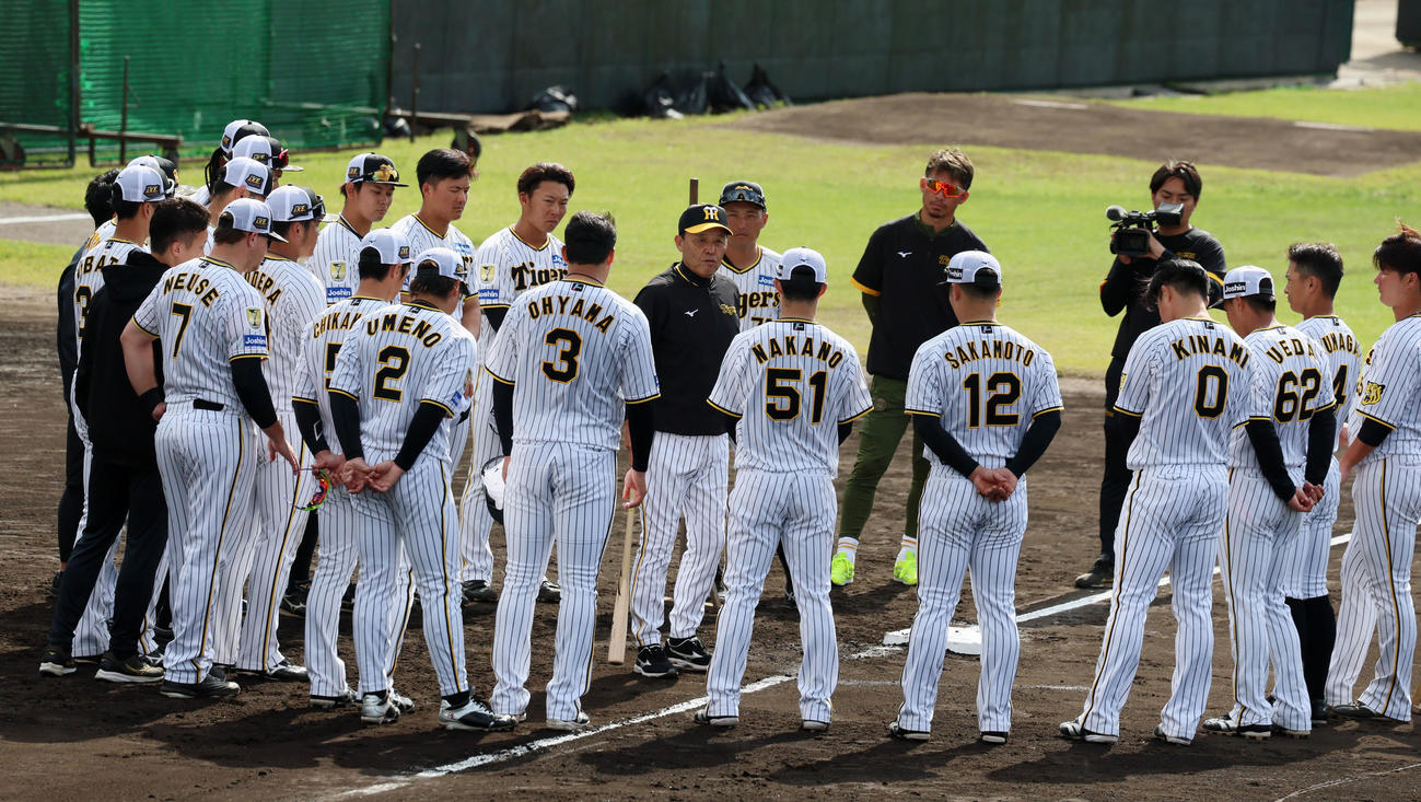 走塁練習を終えたところでナインを集めた岡田監督（撮影・加藤哉）