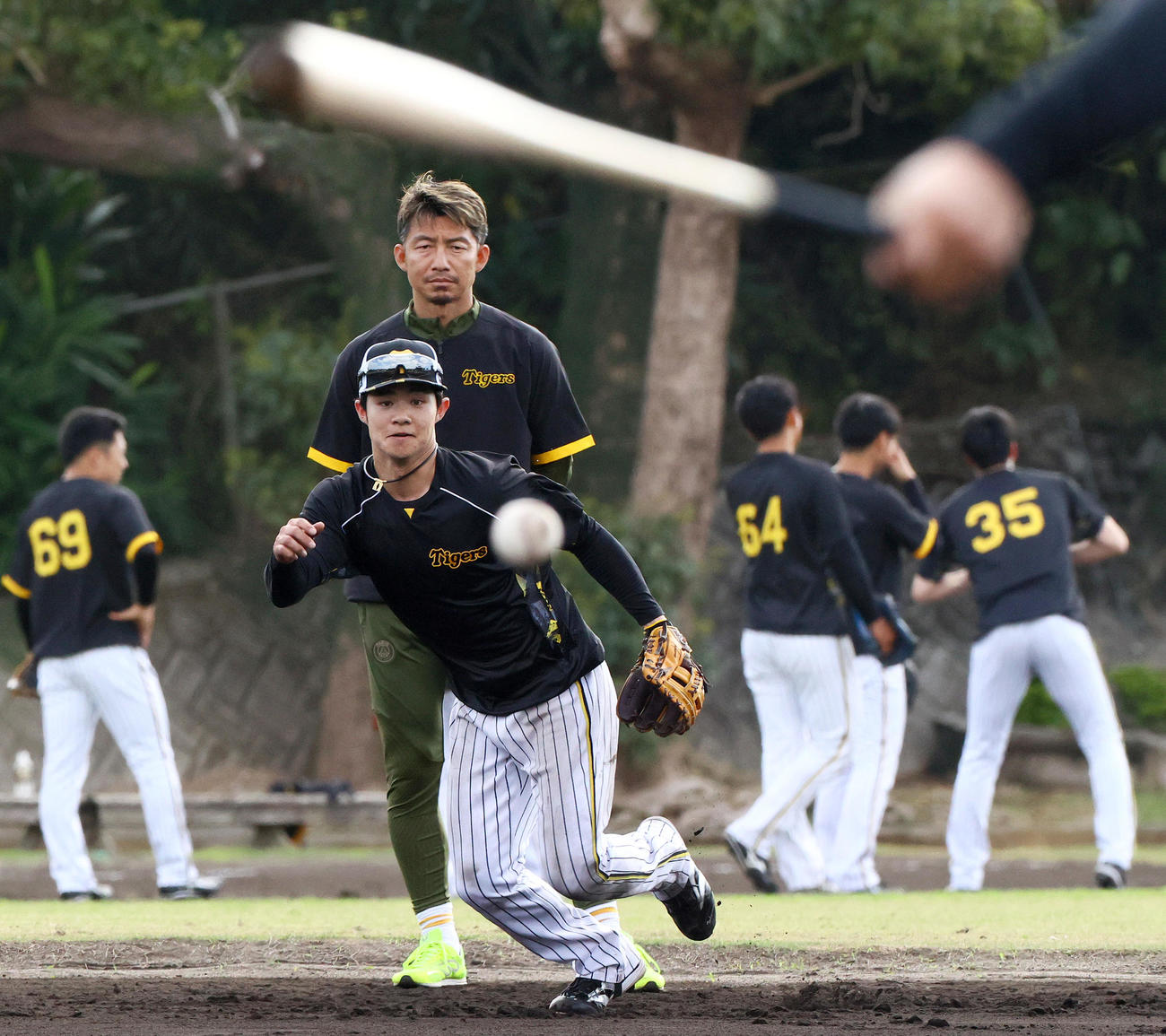 阪神中野（手前）の守備を見つめる鳥谷臨時コーチ（撮影・上山淳一）