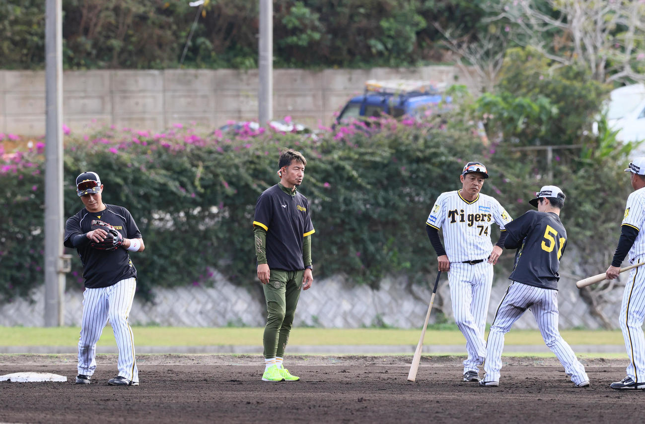鳥谷臨時コーチ（左から2人目）は中野（同4人目）と木浪を始動する（撮影・上山淳一）