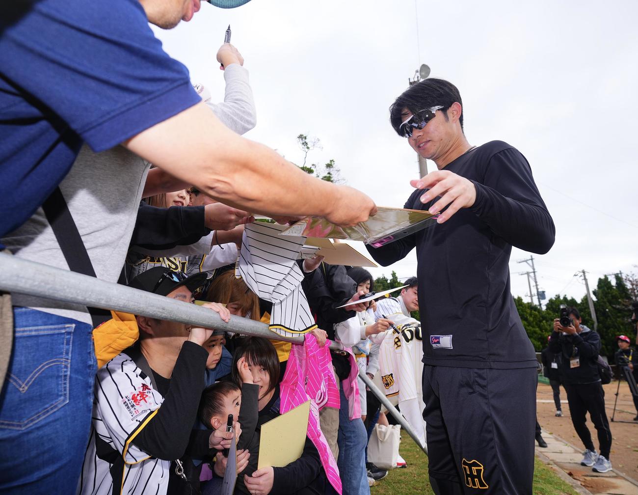 阪神春季キャンプ　ランニングを終え、ファンにサインをする中野拓夢（撮影・藤尾明華）