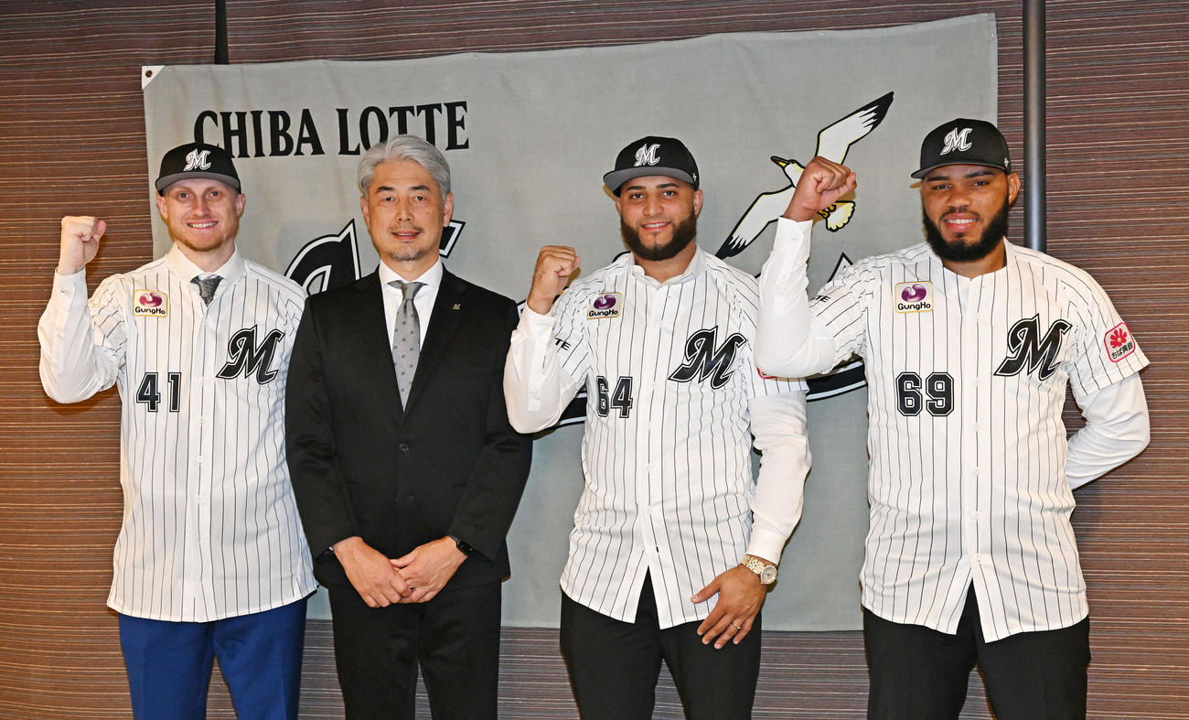 ロッテ新外国人入団会見でポーズを決める、左からダイクストラ、吉井監督、フェルナンデス、コルデロ（撮影・滝沢徹郎）