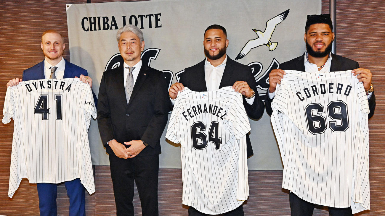 ロッテ新外国人入団会見で記念撮影する、左からダイクストラ、吉井監督、フェルナンデス、コルデロ（撮影・滝沢徹郎）