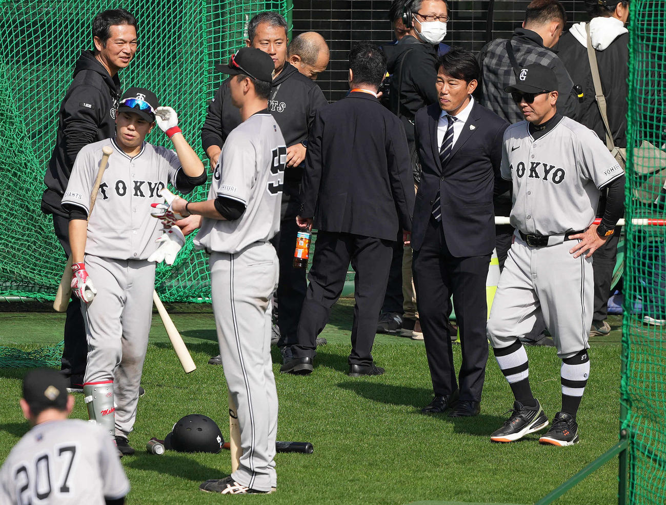 話す巨人阿部監督と侍ジャパン井端監督（右から2人目）。左手前から門脇、秋広（撮影・鈴木みどり）