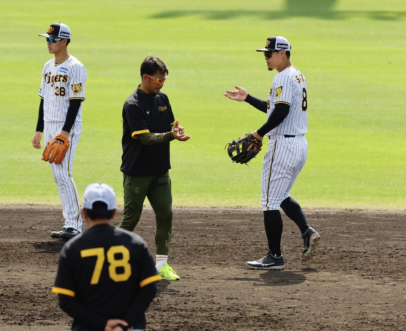 阪神春季キャンプ　佐藤輝に守備指導をする鳥谷臨時コーチ（撮影・藤尾明華）