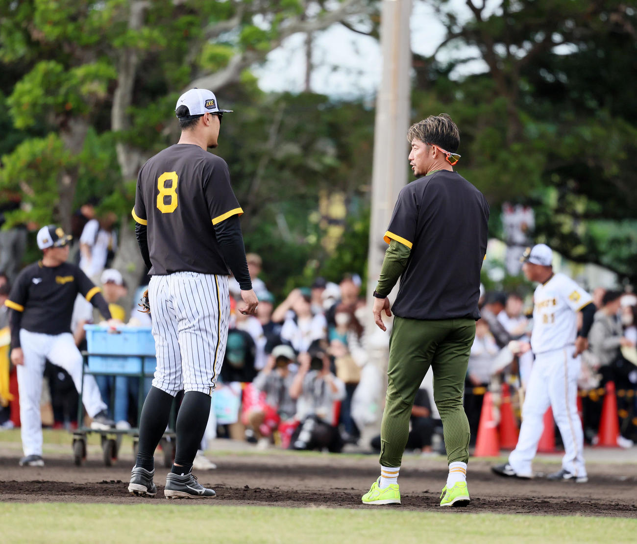 佐藤輝（左）の特守でアドバイスを送る鳥谷臨時コーチ（撮影・加藤哉）