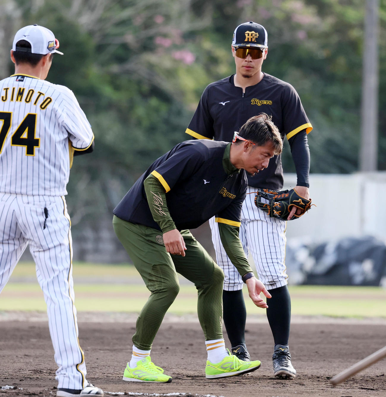 佐藤輝（右）の特守でアドバイスを送る鳥谷臨時コーチ。左は藤本コーチ（撮影・加藤哉）