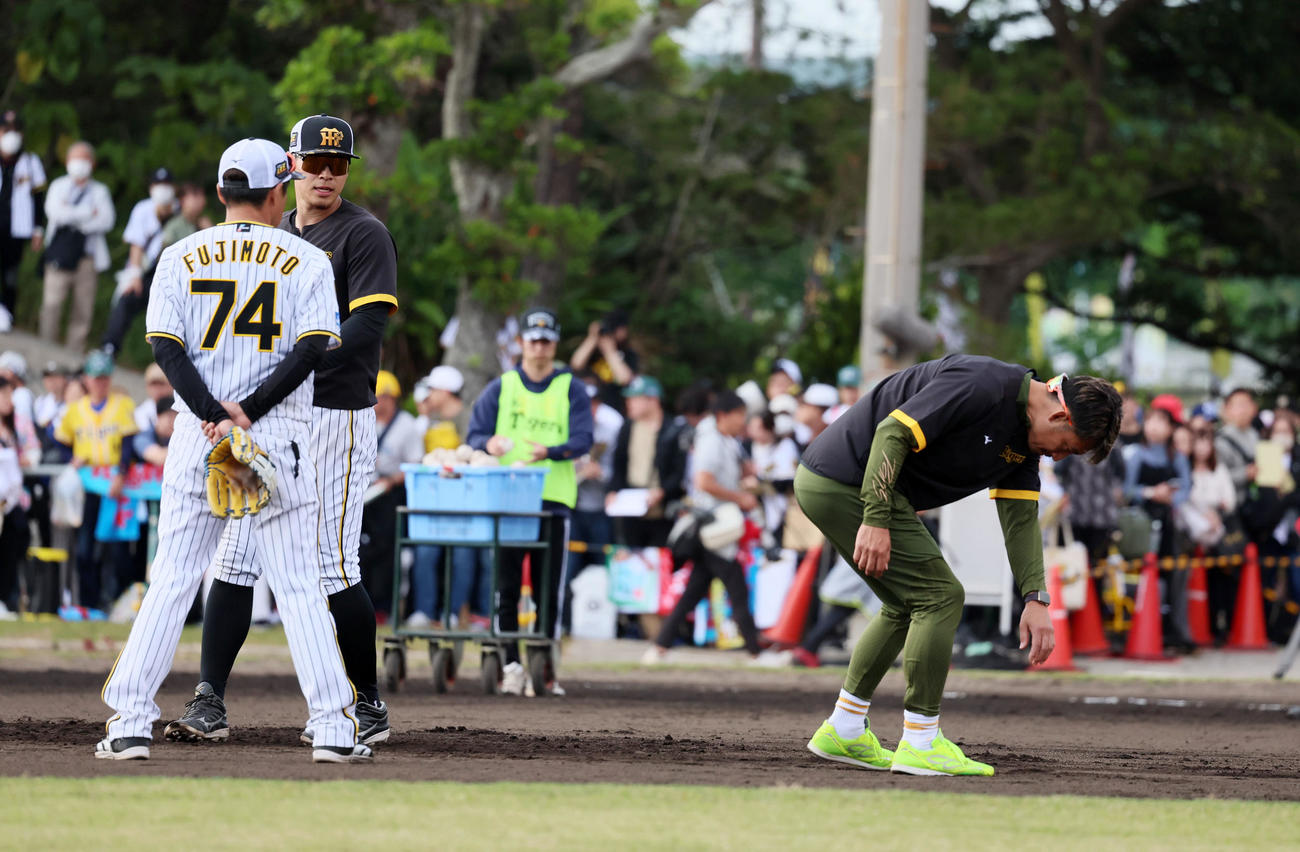 佐藤輝（左）の特守でアドバイスを送る鳥谷臨時コーチ（撮影・加藤哉）
