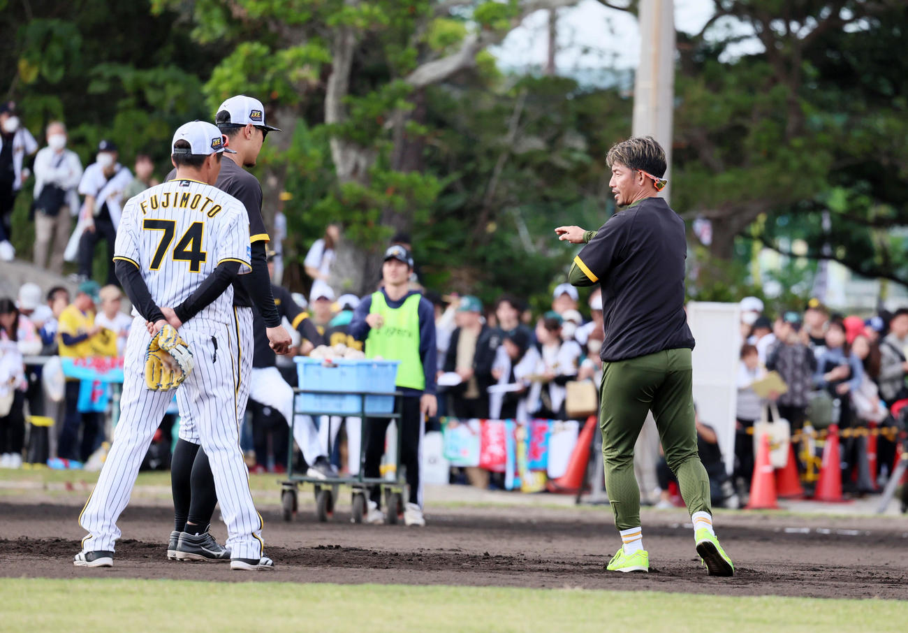 佐藤輝（左）の特守でアドバイスを送る鳥谷臨時コーチ（撮影・加藤哉）