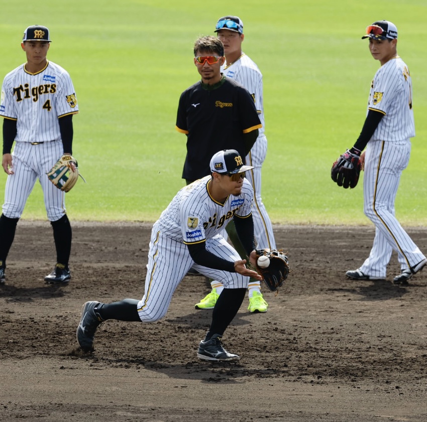 阪神春季キャンプ　鳥谷敬臨時コーチの指導を受けながら、守備練習する佐藤輝（撮影・藤尾明華）