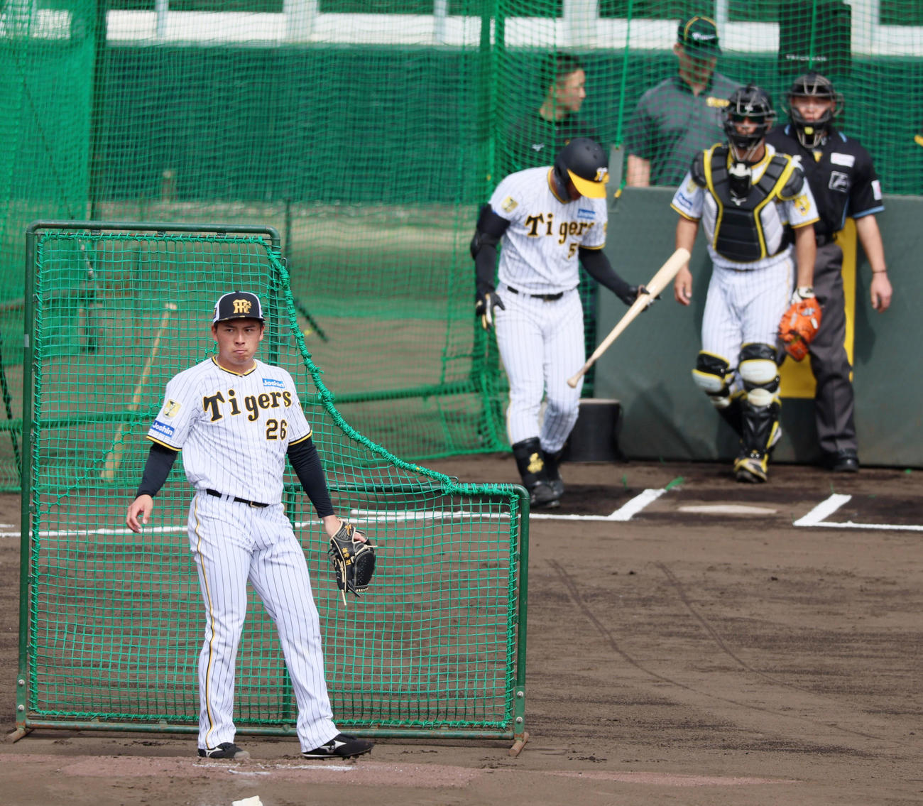 前川を相手にランチ特打で打撃投手を務めた椎葉（撮影・加藤哉）