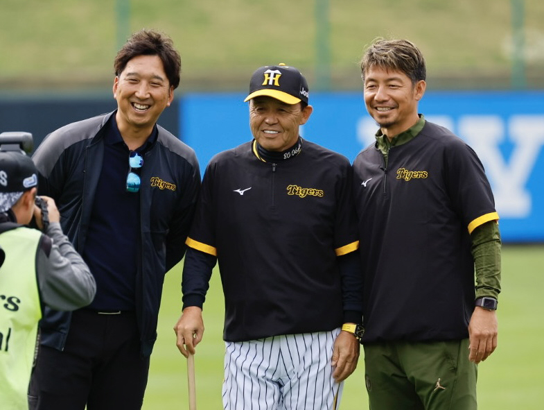 阪神春季キャンプ　記念撮影に納まる（左から）藤川球児SA、岡田彰布監督、鳥谷敬臨時コーチ（撮影・藤尾明華）