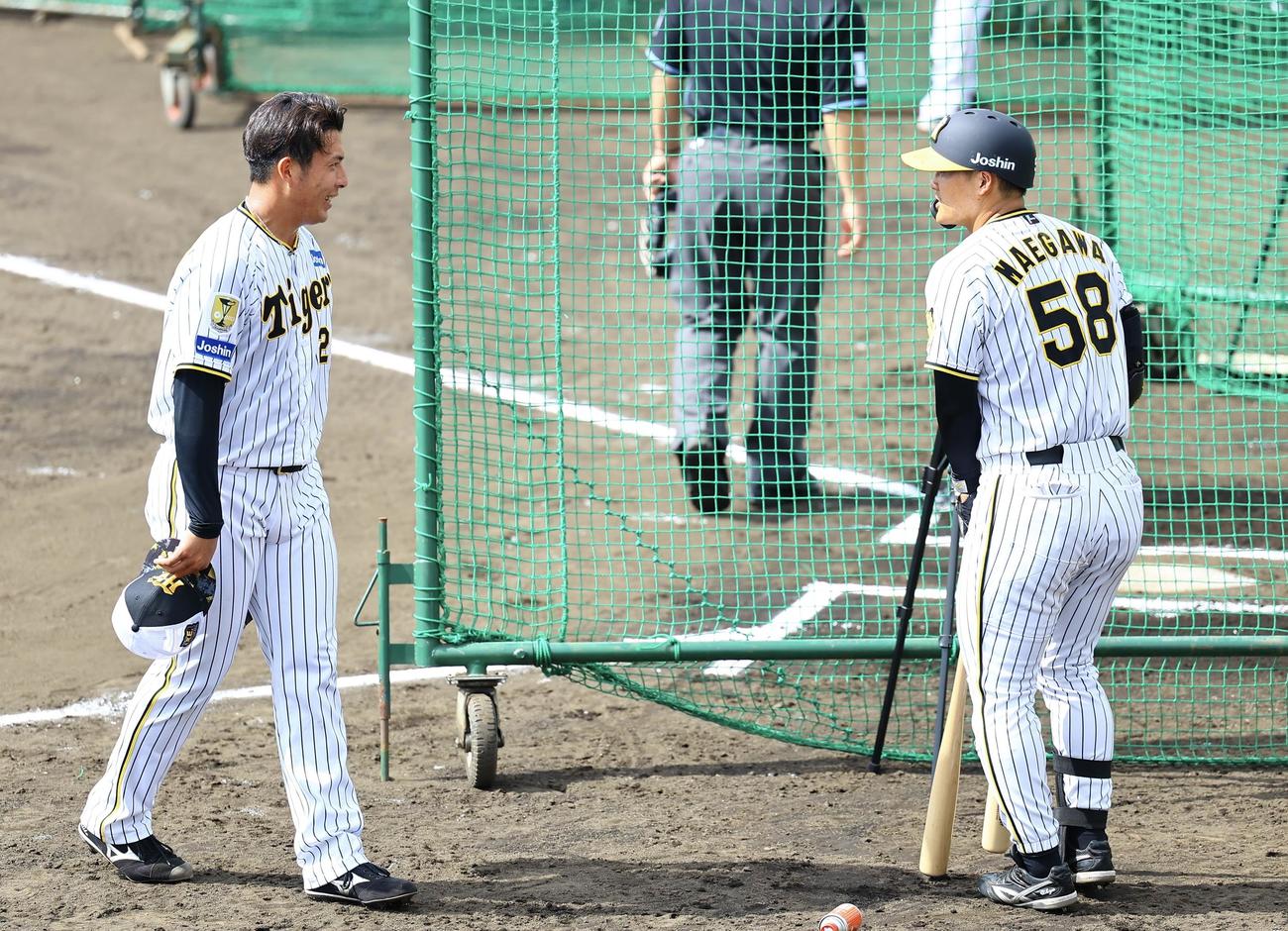 阪神春季キャンプ　打撃投手を終え、対戦した前川と言葉を交わす椎葉（撮影・藤尾明華）