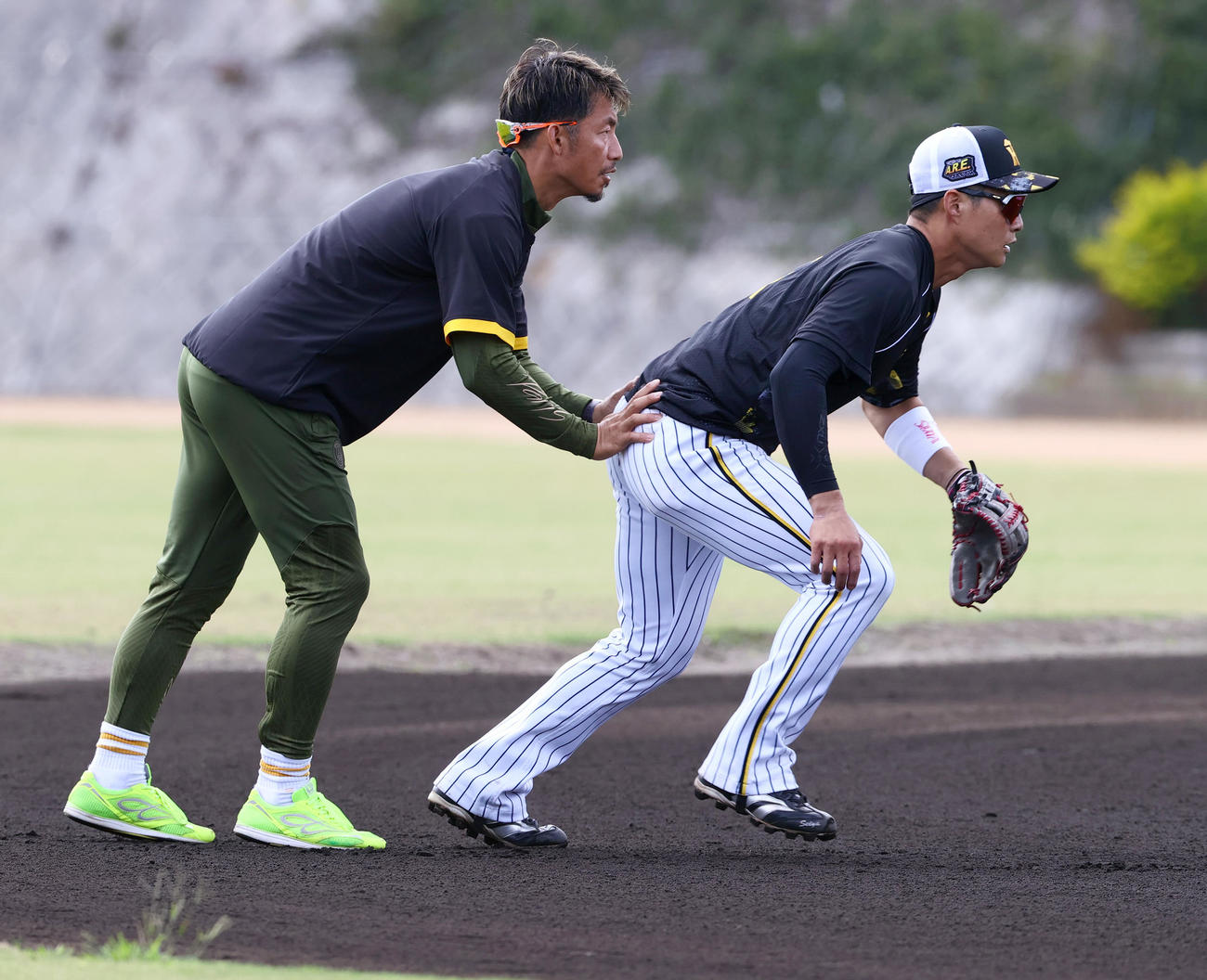 阪神木浪（右）を指導する鳥谷臨時コーチ（撮影・上山淳一）