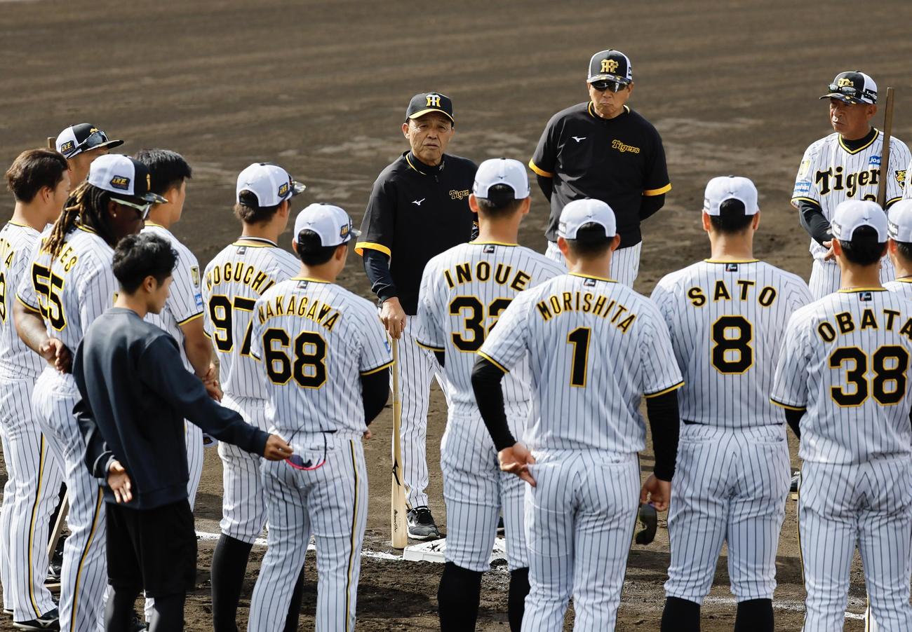 阪神春季キャンプ　走塁練習で指導する岡田彰布監督（撮影・藤尾明華）