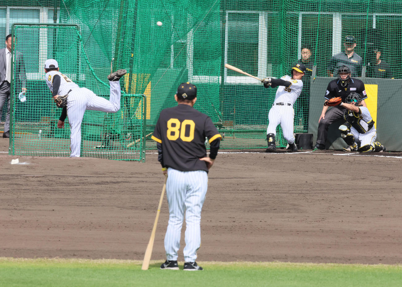 打撃投手でランチ特打に登板し前川（右）と対戦した椎葉。中央は岡田監督（撮影・加藤哉）