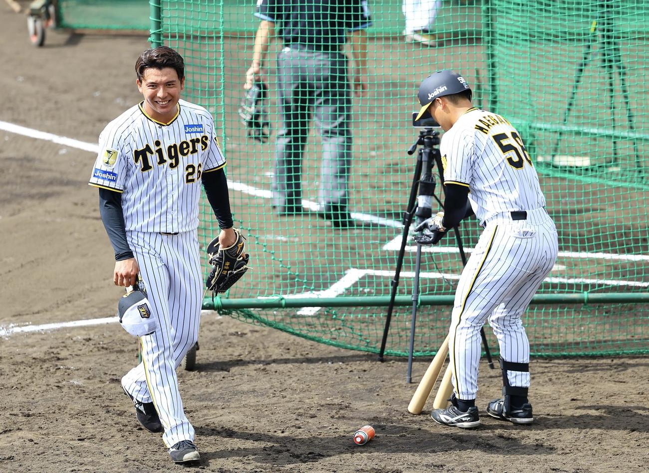 阪神春季キャンプ　打撃投手を終え、対戦した前川右京と笑顔で言葉を交わす椎葉剛（撮影・藤尾明華）