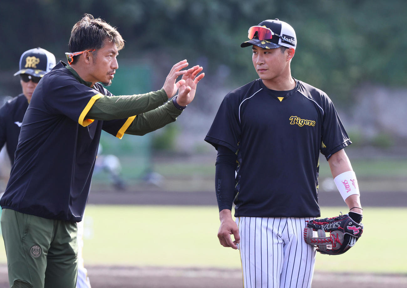 阪神木浪（右）を指導する鳥谷臨時コーチ（撮影・上山淳一）