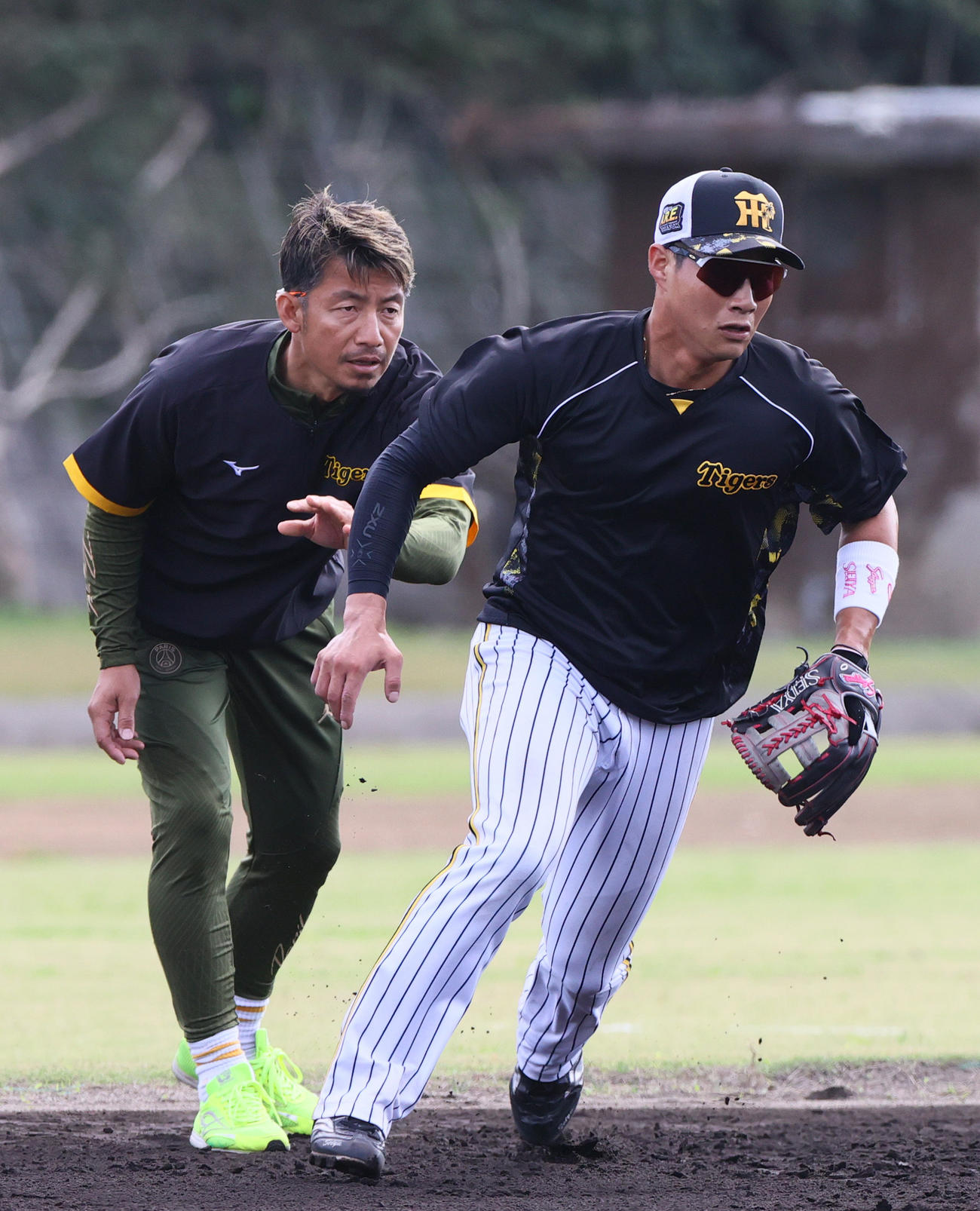 阪神木浪（右）を指導する鳥谷臨時コーチ（撮影・上山淳一）