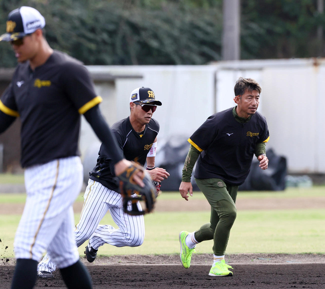 阪神木浪（中央）を指導する鳥谷臨時コーチ。手前は佐藤輝（撮影・上山淳一）