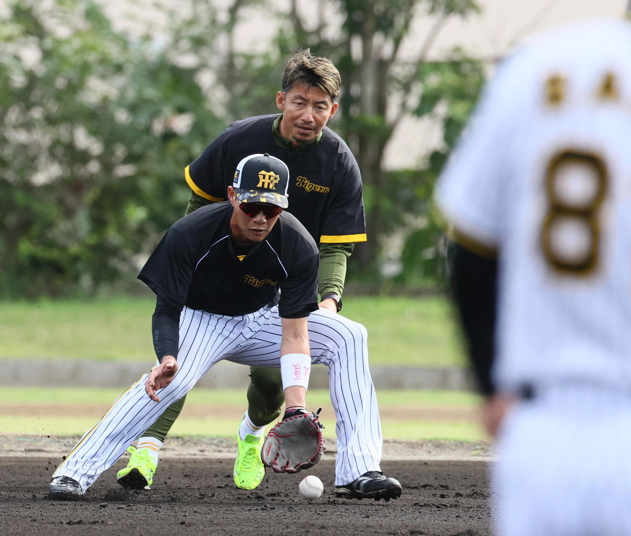 阪神木浪（手前）を指導する鳥谷臨時コーチ撮影・上山淳一）