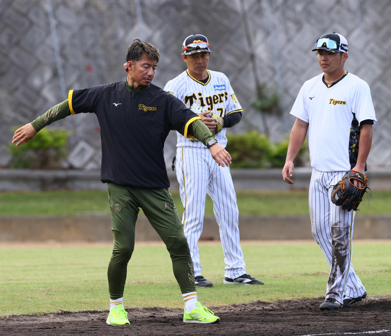 阪神小野寺（右）は鳥谷臨時コーチ（左）の指導を受ける。中央は馬場内野守備走塁コーチ（撮影・上山淳一）