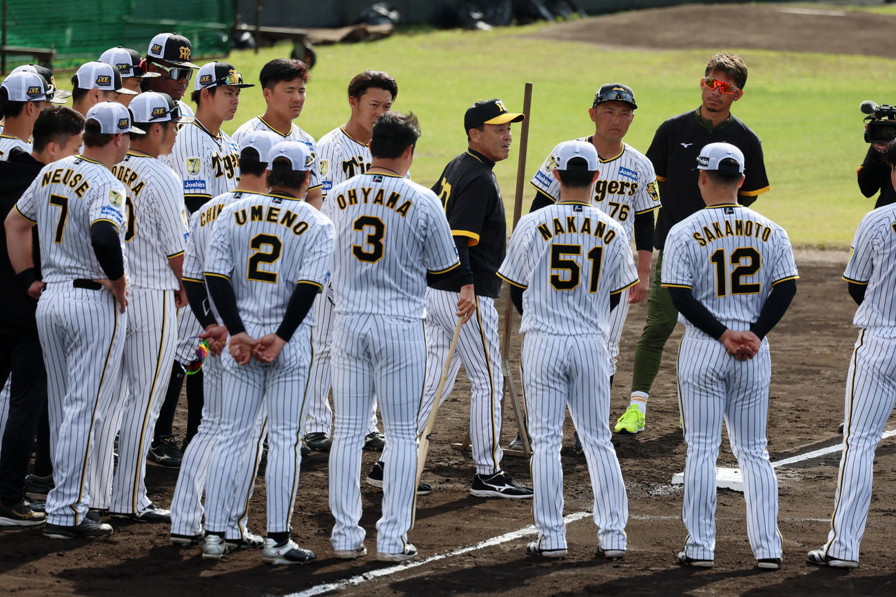走塁練習を終えたところでナインを集めた岡田監督（撮影・加藤哉）