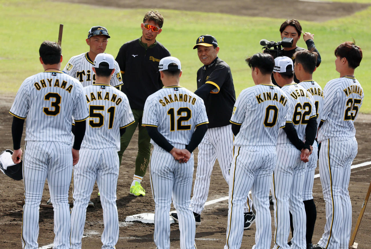 走塁練習を終えたところでナインを集めた岡田監督（撮影・加藤哉）