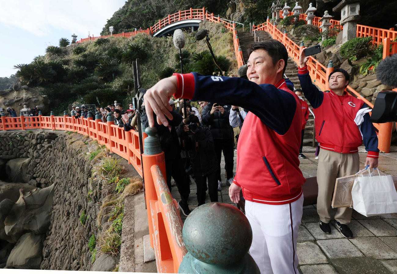 鵜戸神宮を参拝後、亀石に運玉を投げ込む広島新井監督（撮影・加藤孝規）