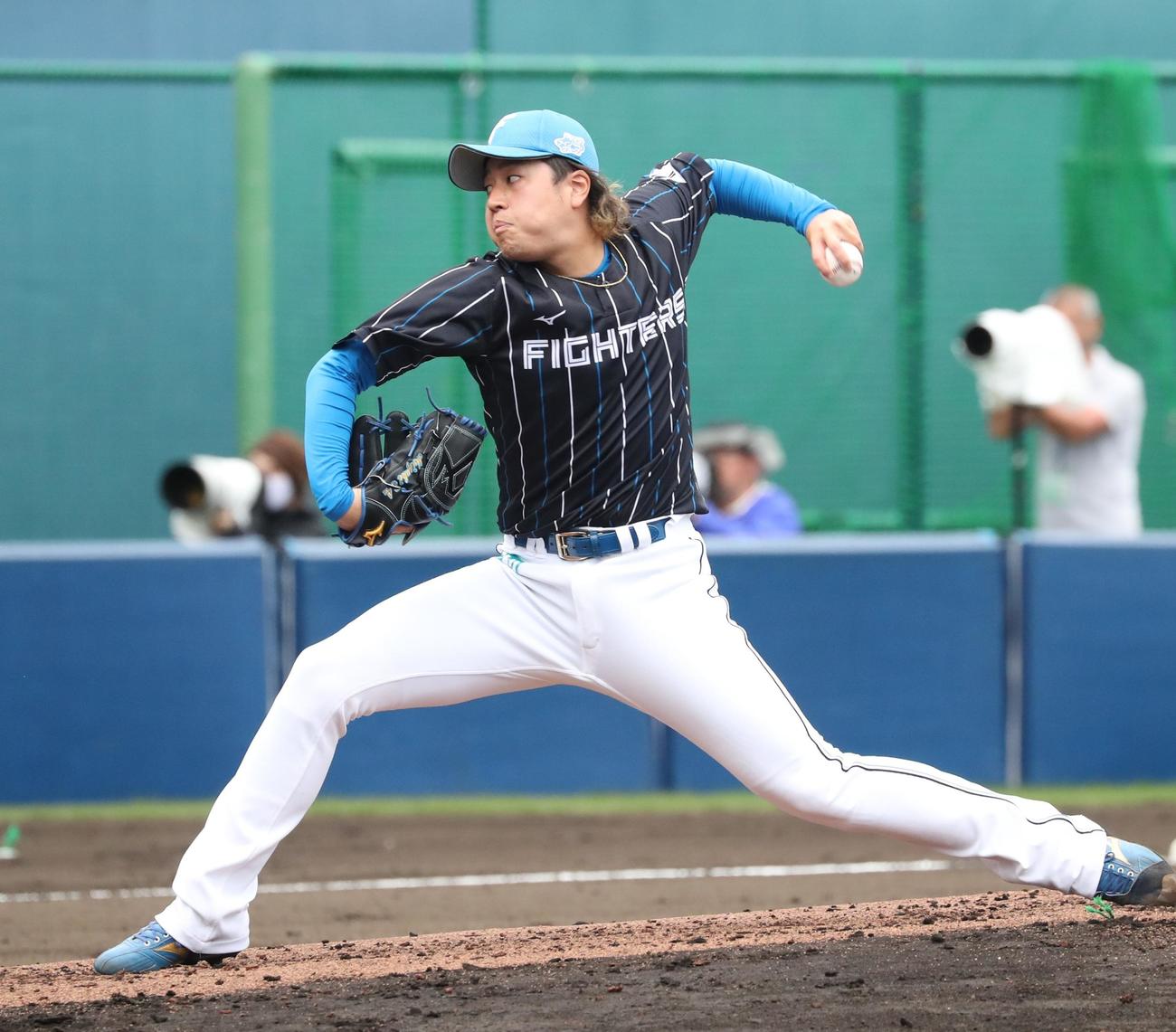 日本ハム紅白戦　3回に登板の紅組堀（撮影・黒川智章）