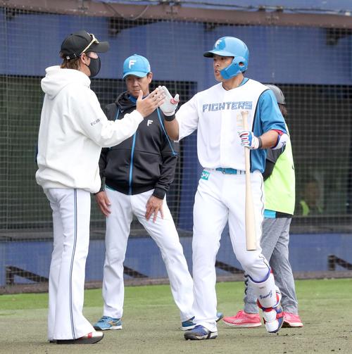 日本ハム紅白戦　2回裏、本塁打を放った野村は新庄監督（左）に出迎えられる（撮影・黒川智章）