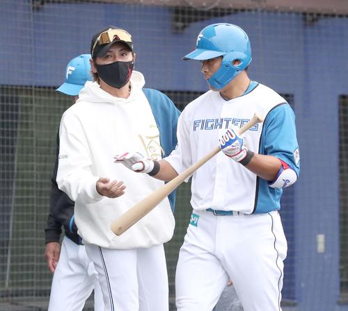 日本ハム紅白戦　2回裏、本塁打を放った野村は新庄監督（左）に出迎えられる（撮影・黒川智章）