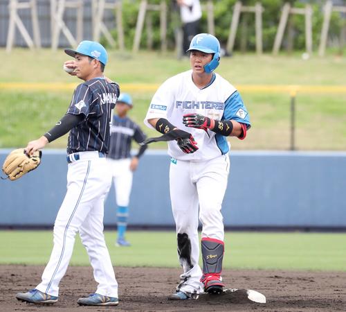 日本ハム紅白戦　3回裏白組無死、右中間に二塁打を放つ進藤（撮影・黒川智章）