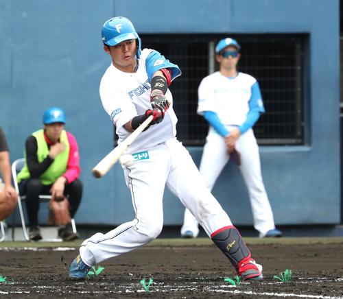 日本ハム紅白戦　3回裏白組無死、右中間に二塁打を放つ進藤（撮影・黒川智章）
