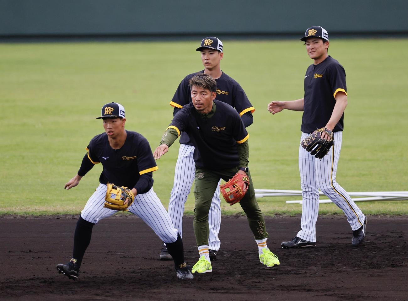 阪神2軍春季キャンプ百崎蒼生らの守備指導する鳥谷敬臨時コーチ（撮影・藤尾明華）