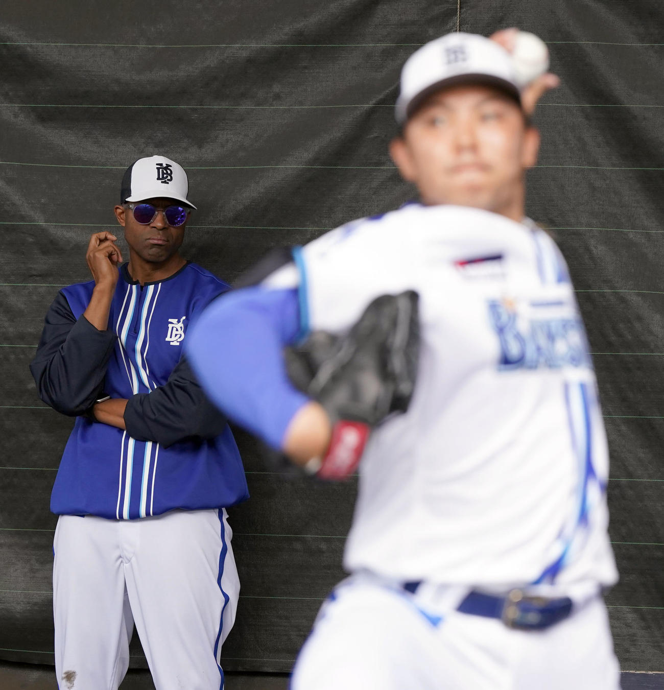 東克樹の投球を見るDeNAメンドーサ特別コーチ（撮影・たえ見朱実）