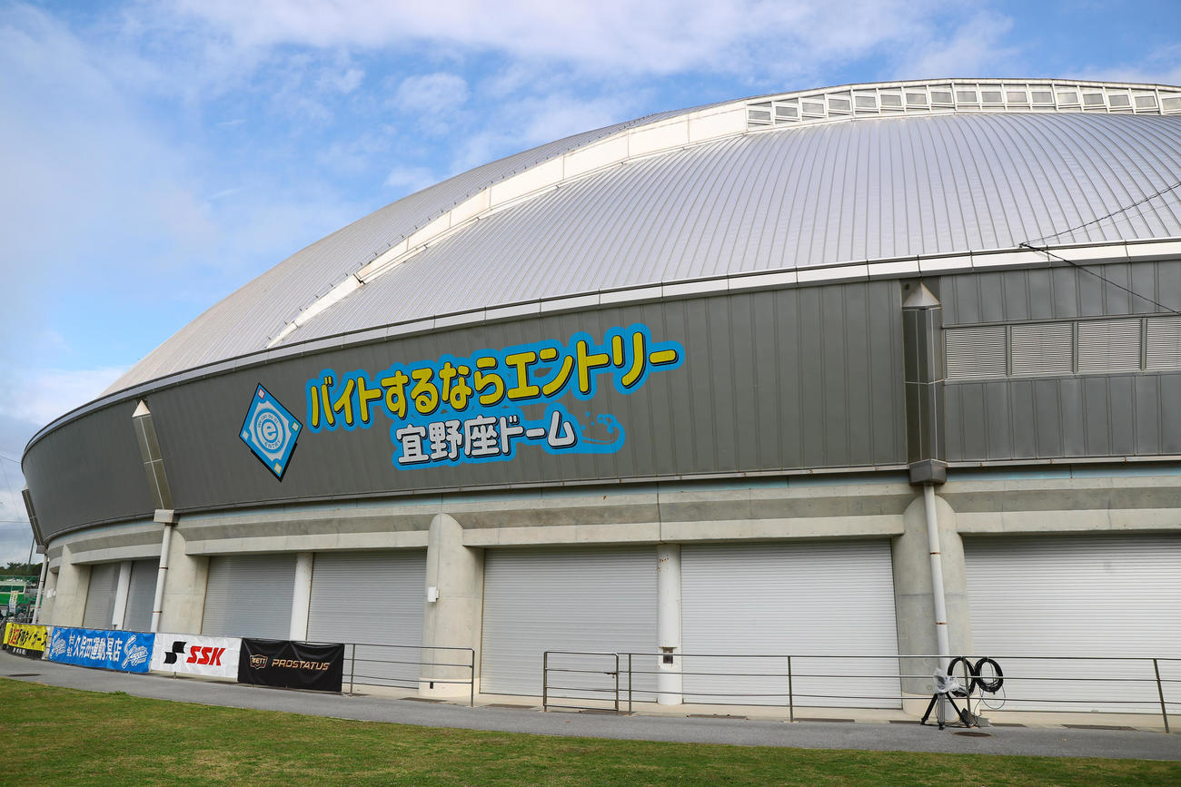 サインプレー非公開でドームのシャッターが閉められる（撮影・上山淳一）