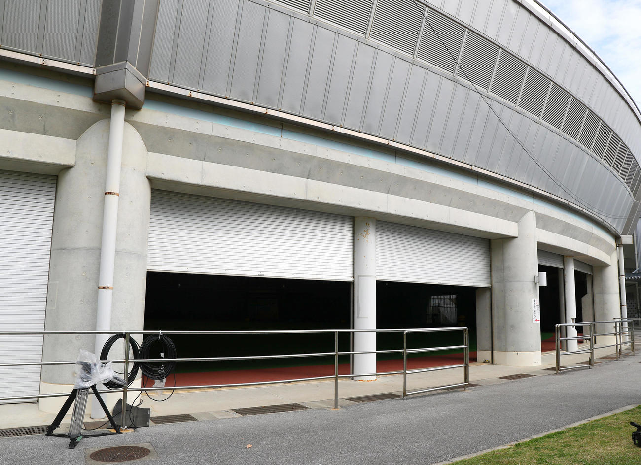 サインプレー非公開でドームのシャッターが閉められる（撮影・上山淳一）