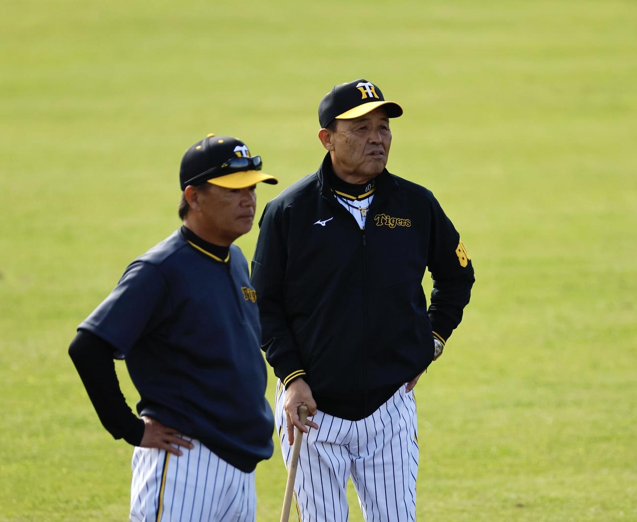 阪神2軍春季キャンプ2軍を視察する岡田監督（右）、左は和田2軍監督（撮影・藤尾明華）