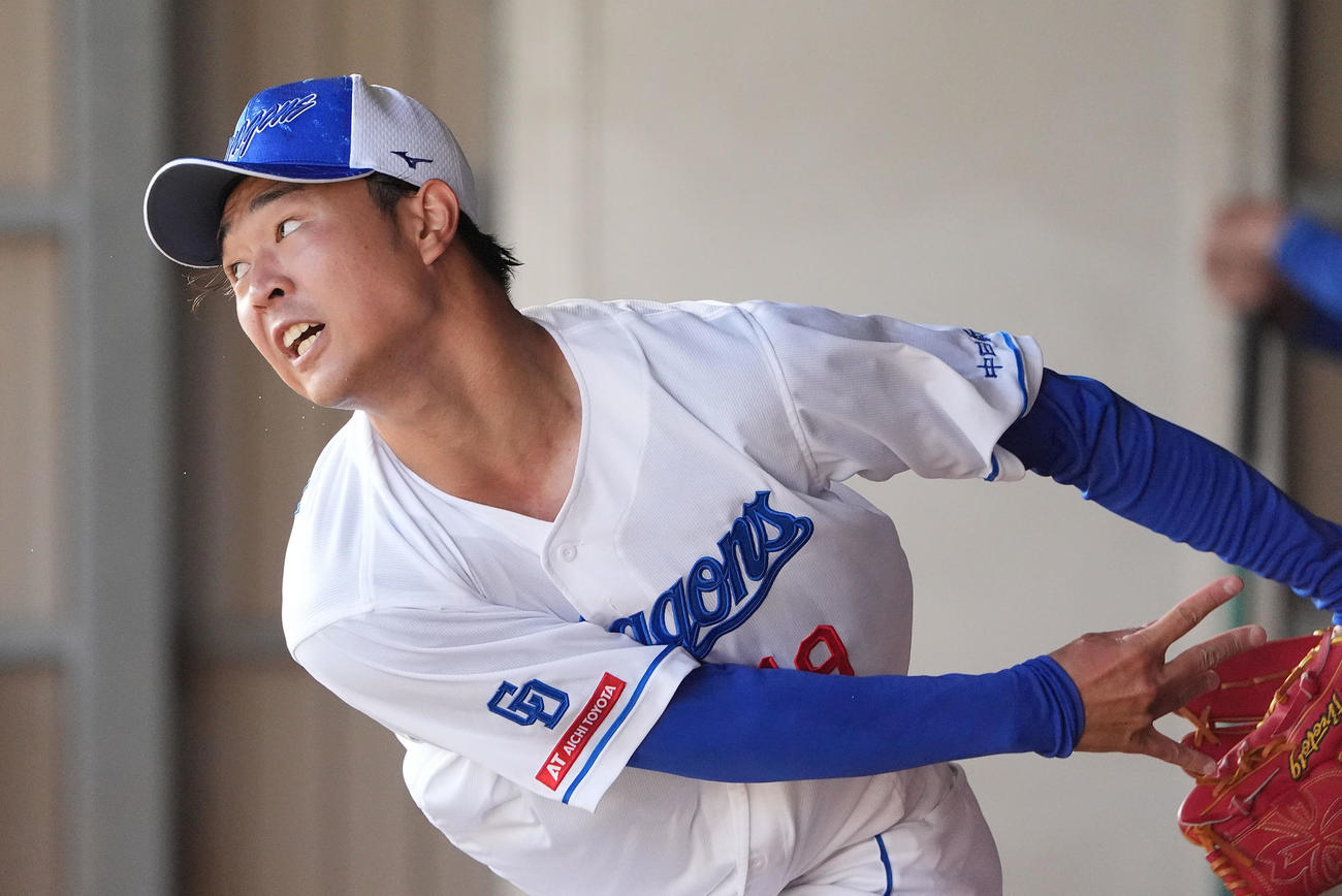 ブルペンに入り投球練習をする高橋宏（撮影・森本幸一）