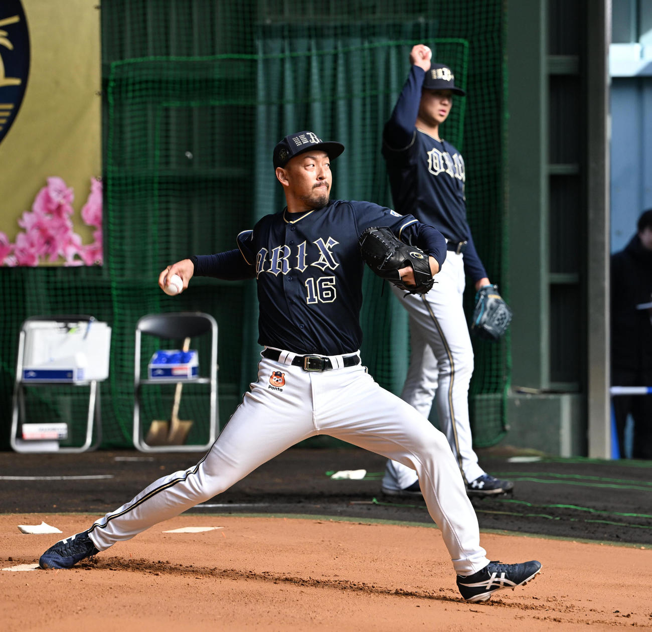 ブルペンに入り投げ込むオリックス平野佳（撮影・和賀正仁）