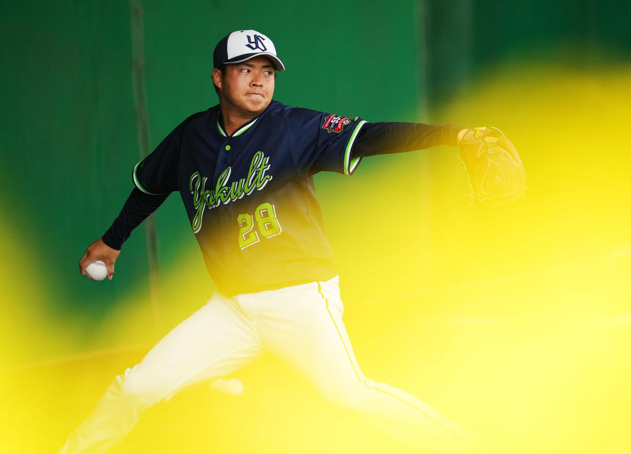 ブルペンで投球練習をするヤクルト松本健（撮影・横山健太）