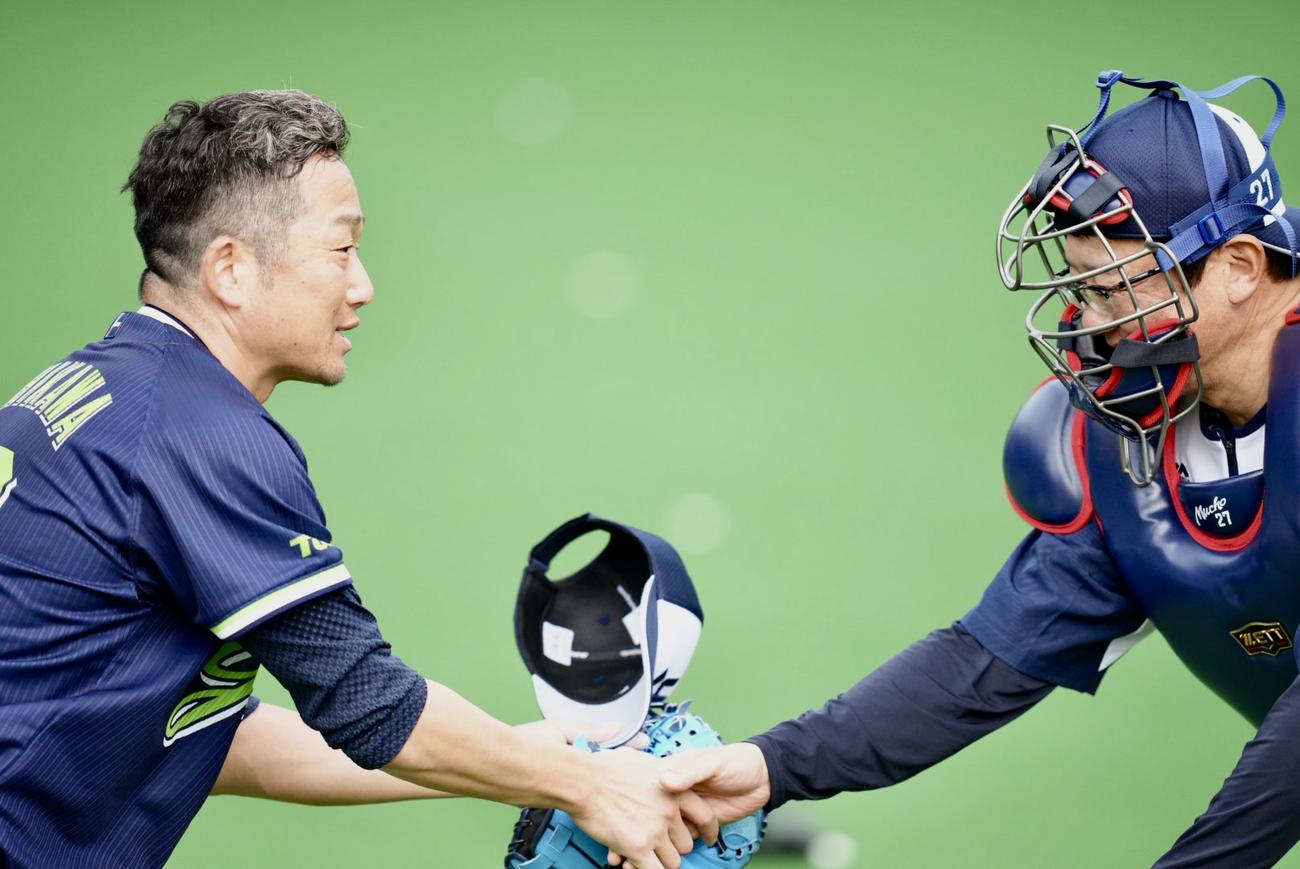 ブルペンでの投球練習を終え握手を交わすヤクルト石川（左）と古田臨時コーチ（撮影・横山健太）