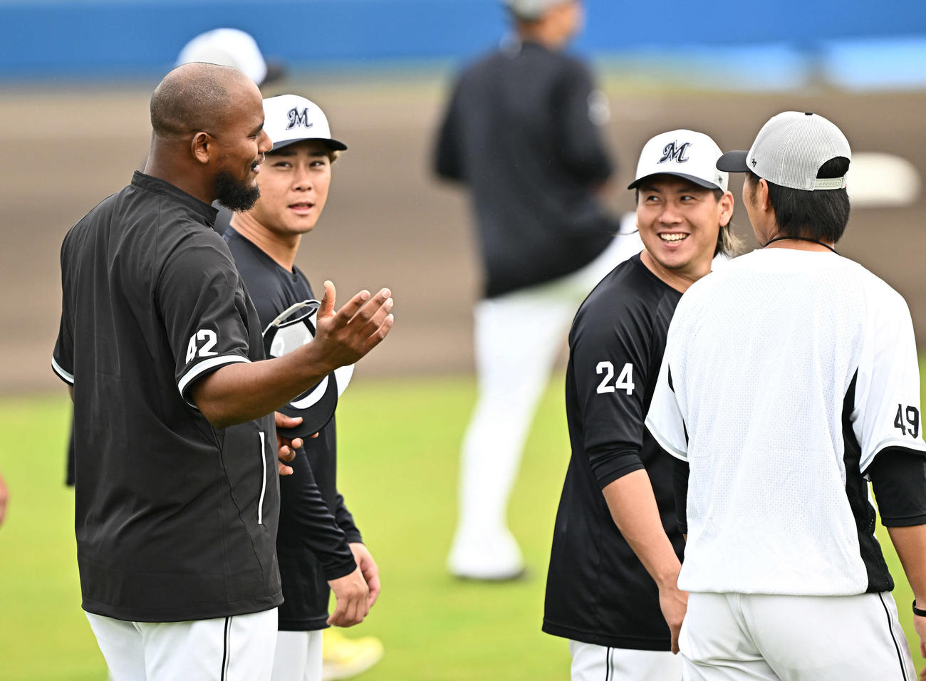 合流したロッテのメルセデス（左）はチームメートと談笑する（撮影・滝沢徹郎）