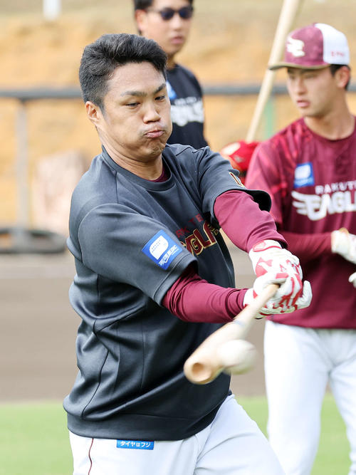 ティー打撃する楽天則本（撮影・鈴木正人）