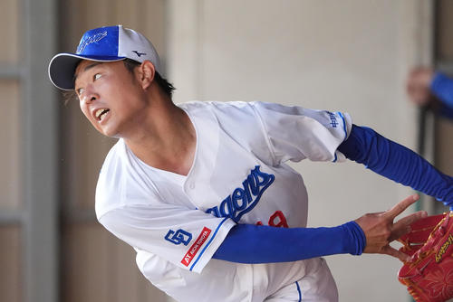 ブルペンに入り投球練習をする高橋宏（撮影・森本幸一）