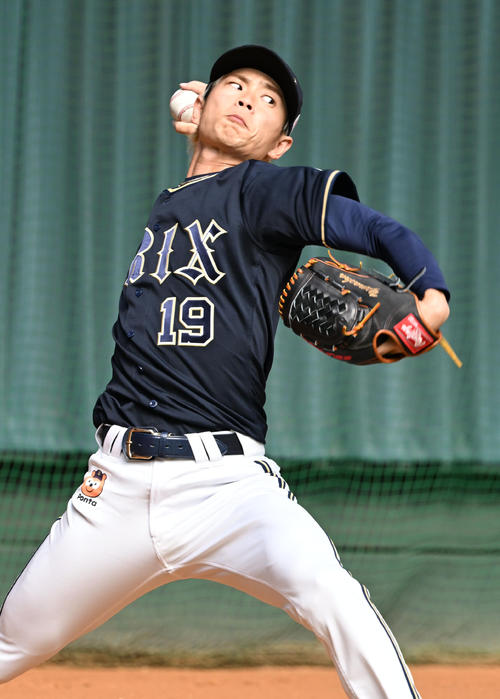ブルペンに入り投げ込むオリックス山岡（撮影・和賀正仁）