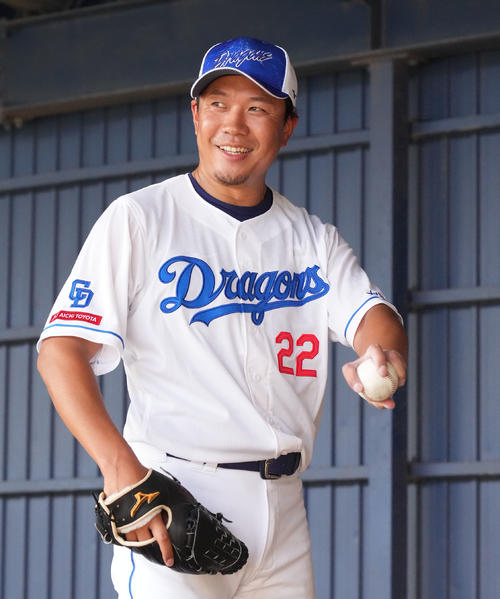 ブルペンに入り投球練習をする合間に明るい表情を見せる大野（撮影・森本幸一）