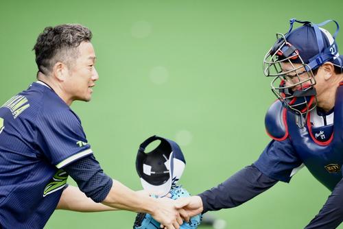ブルペンでの投球練習を終え握手を交わすヤクルト石川（左）と古田臨時コーチ（撮影・横山健太）