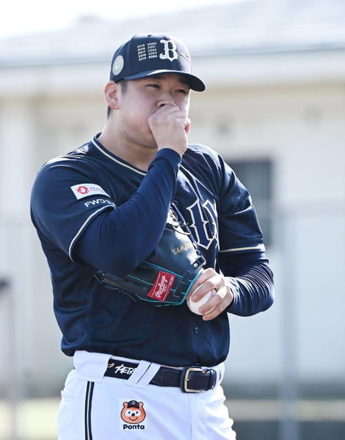 キャッチボール前、手に息を吹きかけるオリックス山下（撮影・和賀正仁）