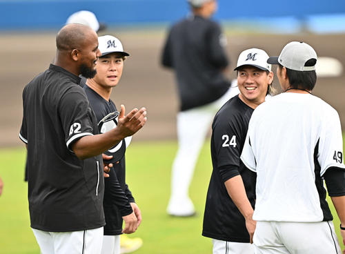 合流したロッテのメルセデス（左）はチームメートと談笑する（撮影・滝沢徹郎）